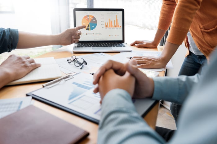 Computerscherm met grafieken en dashboards, symbool voor procesverbetering en de ontwikkeling van P&C-producten binnen de Sociale Verzekeringsbank.