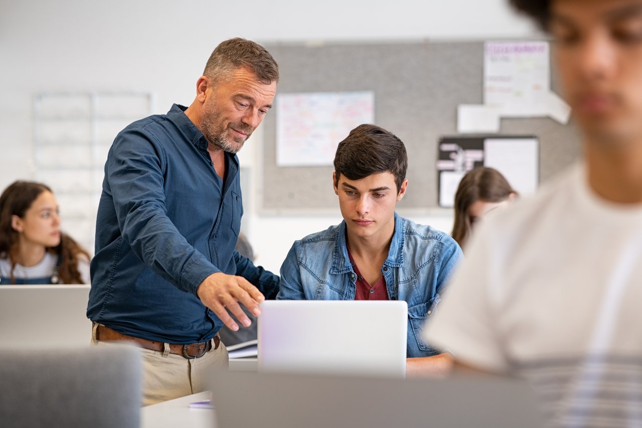 Twee collega's kijken samen naar een computerscherm, symbool voor samenwerking en procesoptimalisatie binnen Financial Control IT.